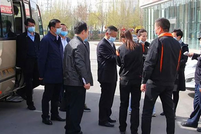 自治区政协副主席王紫云一行考察调研菠菜担保平台机器人